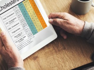 Які продукти допомагають знизити холестерин: що радять фахівці додати до раціону