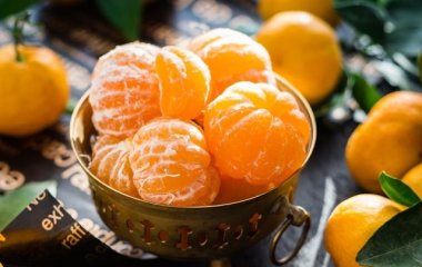 Лікарі розповіли, кому не варто їсти хурму та мандарини
