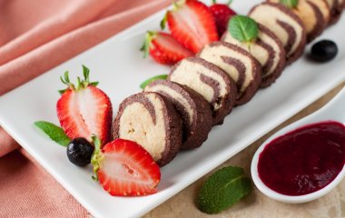 Двухцветный рулет, который не требует выпечки: лучшее, что можно придумать к чаю