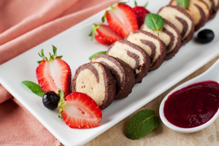 Двухцветный рулет, который не требует выпечки: лучшее, что можно придумать к чаю