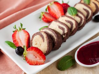 Двухцветный рулет, который не требует выпечки: лучшее, что можно придумать к чаю