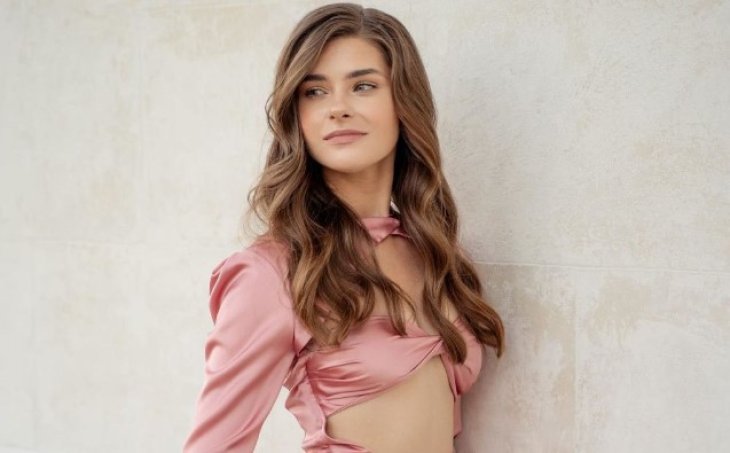 23-летняя жена Владимира Остапчука блеснула фигурой в полупрозрачном нижнем белье