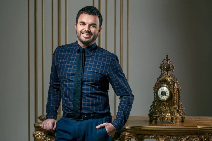 Григорий Решетник плавает в бассейне с младшим сыном