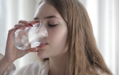 Дієтологиня розповіла, яким напоєм слід розпочинати свій ранок для молодості і енергії: це не кава
