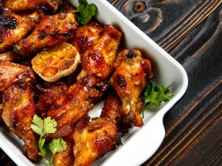 С необычным соусом: рецепт куриных крылышек в кока-коле