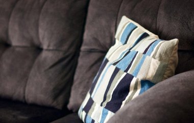 Як відмити диван без хімчистки та щітки: працює навіть з плямою від сечі — свіжий запах, ідеальна чистота та ніякого смороду