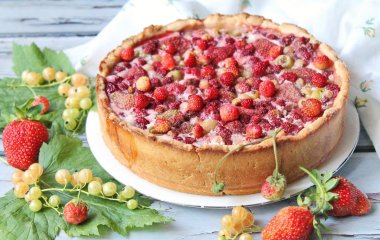 Воплощение нежности и лёгкости: рецепт пирога с творогом и ягодами