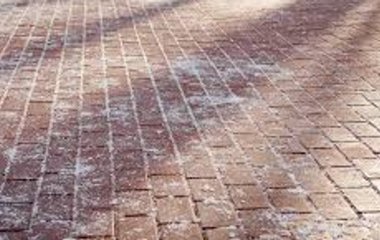 Як захистити тротуарну плитку від руйнування під час морозів