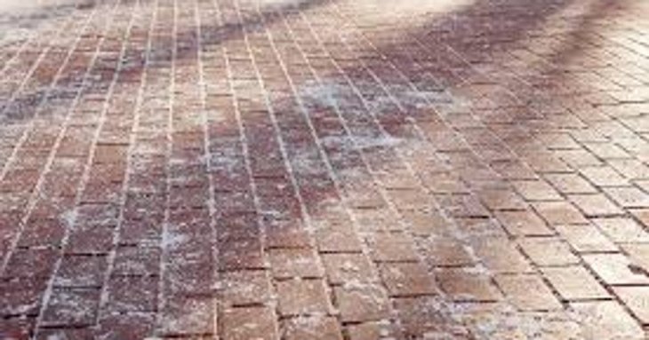 Як захистити тротуарну плитку від руйнування під час морозів