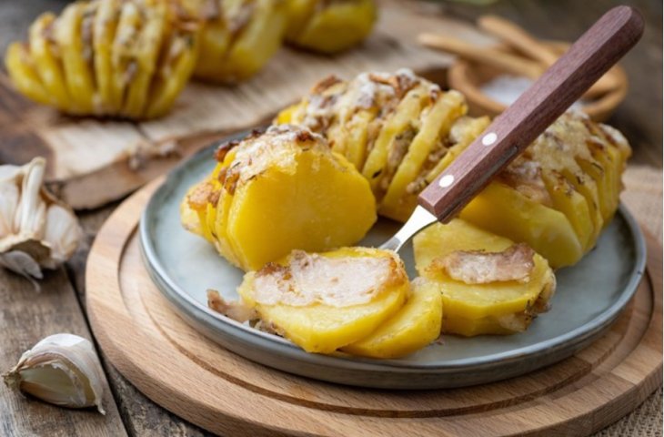 Готовим на мангале закуску с сюрпризом: рецепт картофеля с беконом