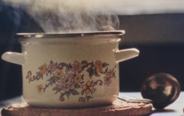 Ці два продукти з кухні можуть повернути чистоту каструлям і сковорідкам