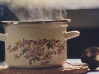 Ці два продукти з кухні можуть повернути чистоту каструлям і сковорідкам