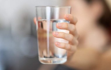 Уролог розповів про шкоду мінімального вживання води у спеку