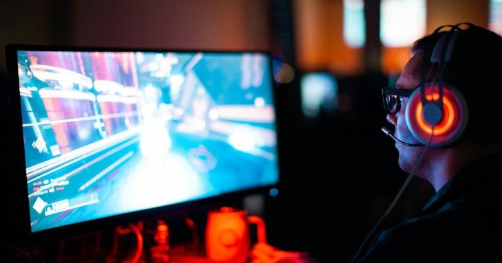 Чоловік грає у відеоігри по 5 годин щодня: що йому каже дружина