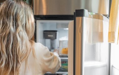 Запах і пліснява на ущільнювачі холодильника зникнуть за лічені хвилини: простий трюк