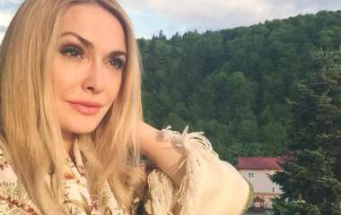 50-летняя Ольга Сумская покорила красотой в женственном платье