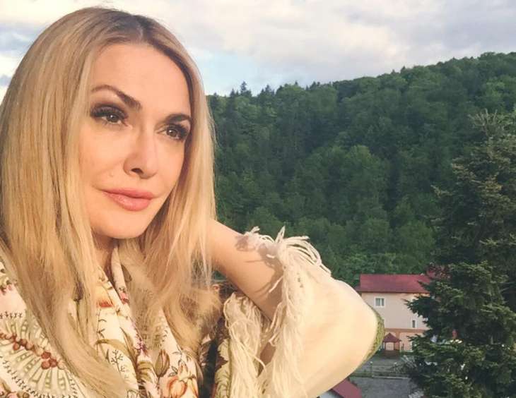 50-летняя Ольга Сумская покорила красотой в женственном платье