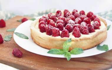 Кростата с йогуртом и малиной