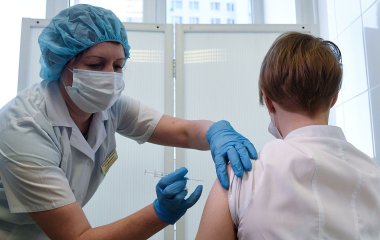 Лікар назвав оптимальну перерву між щепленнями від грипу та ковіда