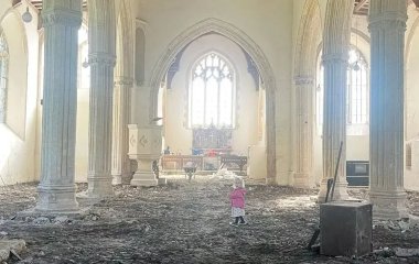 Пара придбала стару церкву і була шокована знахідкою під підлогою: що там було (фото)