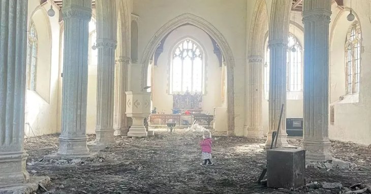 Пара придбала стару церкву і була шокована знахідкою під підлогою: що там було (фото)