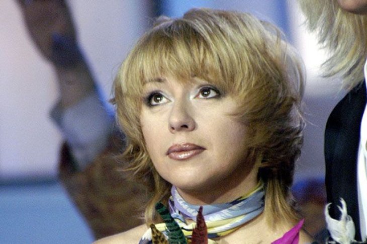 Алена Апина вышла в свет в молодежном наряде