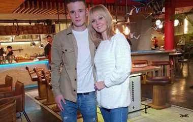Валерия впервые стала бабушкой. Сын певицы поделился шокирующими фотографиями из родзала