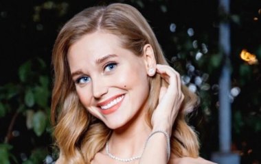 Кристина Асмус с взъерошенными волосами взбудоражила поклонников  показав грудь в мокрой футболке. Фото