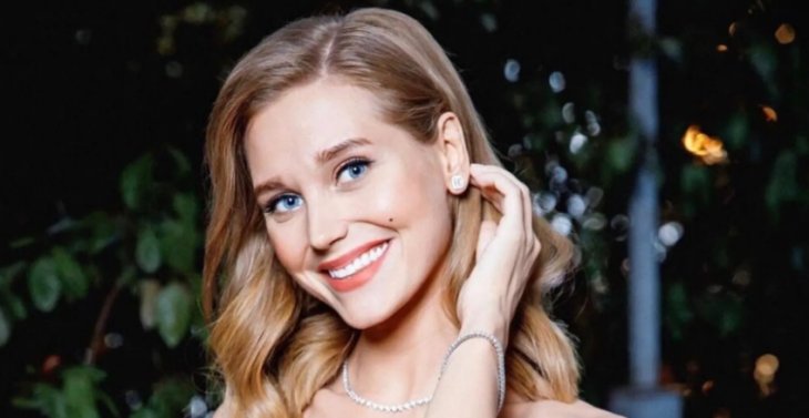 Кристина Асмус с взъерошенными волосами взбудоражила поклонников  показав грудь в мокрой футболке. Фото