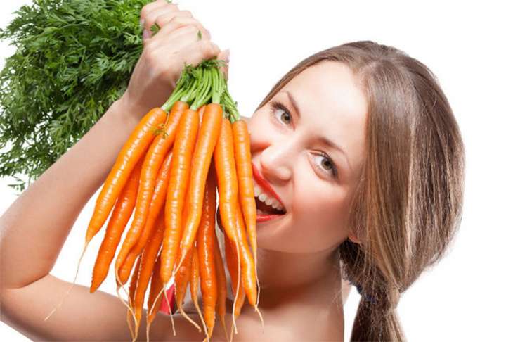 Врач рассказал, действительно ли морковь и черника помогут улучшить зрение