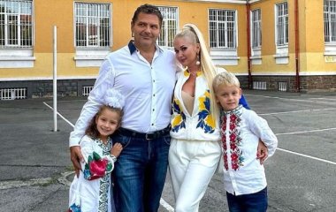 Екатерина Бужинская показала, как с мужем отвела 6-летних двойняшек в первый класс за границей