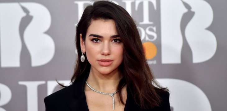 Певица Дуа Липа показала мастер-класс по маскировке от журналистов