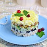 Салат «Нежность»: рецепт приятного блюда с черносливом и курицей