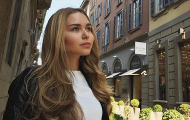 Стефания Маликова дополнила свой аутфит сумкой за 100 тысяч рублей