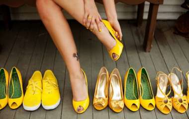 Будь в центре внимания: с чем носить желтые туфли