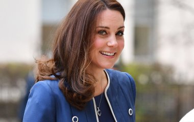 Кейт Миддлтон вышла в свет в голубом платье-пальто