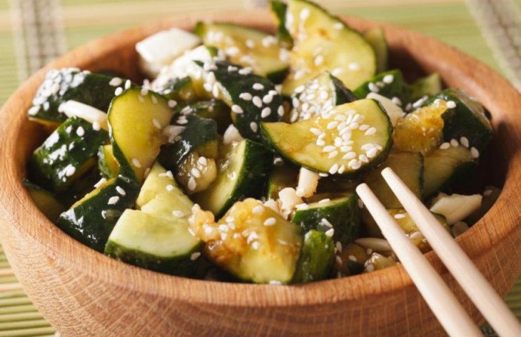 Праздник овощей: готовим теплый зеленый салат по-азиатски