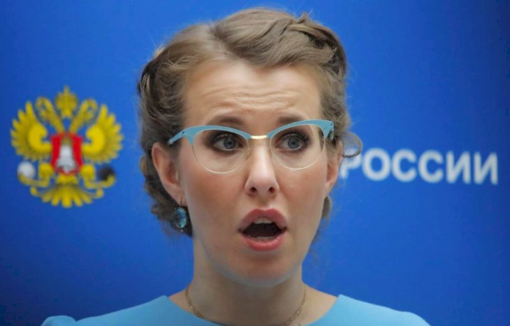 Ксения Собчак поделилась интимным снимком с книгой Константина Богомолова