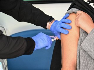 Чи дійсно щеплення небезпечні: медики розвінчали найпопулярніші міфи про вакцинацію