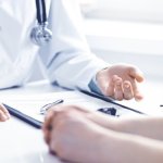 Онколог назвал симптом, требующий срочного обращения к врачу