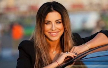 Ани Лорак в клетчатом мини-платье сразила поклонников наповал
