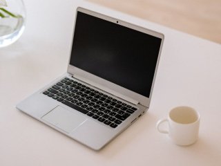 Для чого потрібен маленький отвір біля камери ноутбука: пояснення