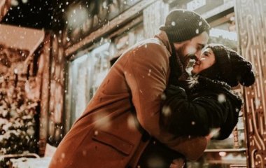 Лікар-невролог розкрив формулу щастя: обіймайтеся та слухайте музику