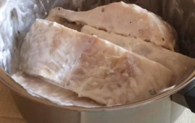 Як посмажити рибу без запаху, бризок, щоб не підгоріло борошно, а плита залишилася чистою