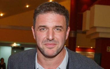 В российском сериале «Контакт» заменили дипфейком лицо актёра Максима Виторгана, который публично выступал против войны в Украине.