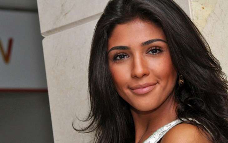 Санта Димопулос поделилась снимком в стильном аутфите