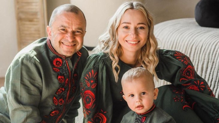 Виктор Павлик показался с семьей 29-летней жены и восхитил совместными кадрами