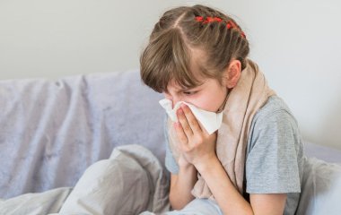 Якщо ваша дитина прийшла зі школи з нежиттю: як розпізнати симптоми ГРВІ, грипу та COVID