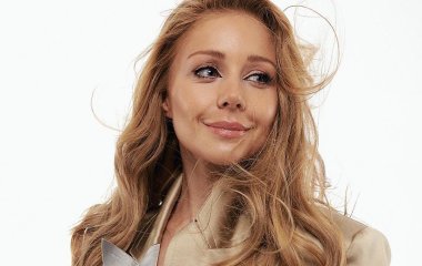 Тина Кароль в коротких шортах прогулялась по пляжу