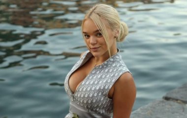 Пышногрудая Юлия Верба похвасталась фигурой в купальнике с пикантными вырезами